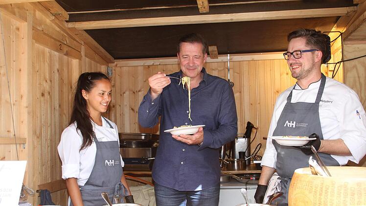 Knapp 400 Portionen Pasta hatte Starkoch Alexander Herrmann mit seinem Team  vorbereitet. Foto: Sonny Adam