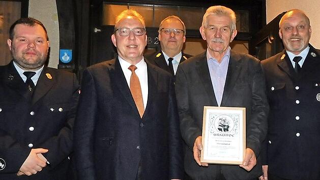 Heinz Kirschner (mit Urkunde) ist neues Ehrenmitglied der Feuerwehr Altdrossenfeld. Zur Auszeichnung gratulierten (von links) Kommandant Christian Szam, Bürgermeister Harald Hübner, Kreisbrandrat Stefan Härtlein und Vorsitzender Jürgen Hüther. Foto: Horst Wunner