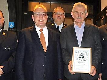 Heinz Kirschner (mit Urkunde) ist neues Ehrenmitglied der Feuerwehr Altdrossenfeld. Zur Auszeichnung gratulierten (von links) Kommandant Christian Szam, Bürgermeister Harald Hübner, Kreisbrandrat Stefan Härtlein und Vorsitzender Jürgen Hüther. Foto: Horst Wunner