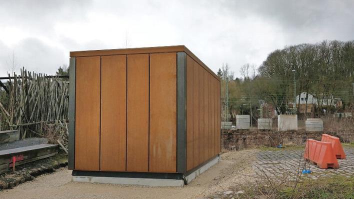 Das bleibt: In dem mit Cortenstahl verkleideten Container neben der alten Pakethalle wird die SÜC eine Trafostation unterbringen. Fotos: Simone Bastian