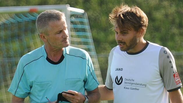 Kommunikator auf dem Platz: Markus Kaufmann (rechts) vom TSV Oberthulba. Foto: ssp