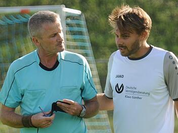 Kommunikator auf dem Platz: Markus Kaufmann (rechts) vom TSV Oberthulba. Foto: ssp