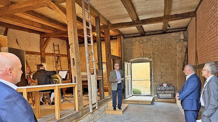 Im historischen Ambiente der Kulturscheune Münnerstadt im Heimatspielhaus gab Martin Kuchler, Vorsitzender des Vereins „Zukunft für das Heimatspielhaus“, einen Rückblick auf die Sanierungsmaßnahme und die Kosten der Kulturscheune. Im Bild: Bürgerm...