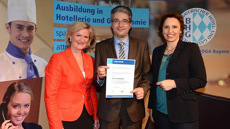 Die bayerische Staatsministerin Christine Haderthauer (rechts) und die Vizepräsidentin des Deutschen Hotel- und Gaststättenverbandes DeHoGa Bayern (BHG), Angela Inselkammer, ernannten in München Joachim Kastner aus Scheßlitz zum offiziellen "Ausbildungsbotschafter der bayerischen Hotellerie und Gastronomie".  Foto: privat