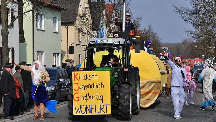 "Kindisch, Jugendlich, Großartig": mit diesem Motto führte die KJG Wonfurt den 15. Faschingszug an.