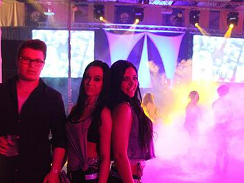 Tolle Stimmung herrscht in der Nacht zum Sonntag in der Partyzone der Mönchshofhallen. Es regiert die "Macht der Nacht". Fotos: Sonja Adam