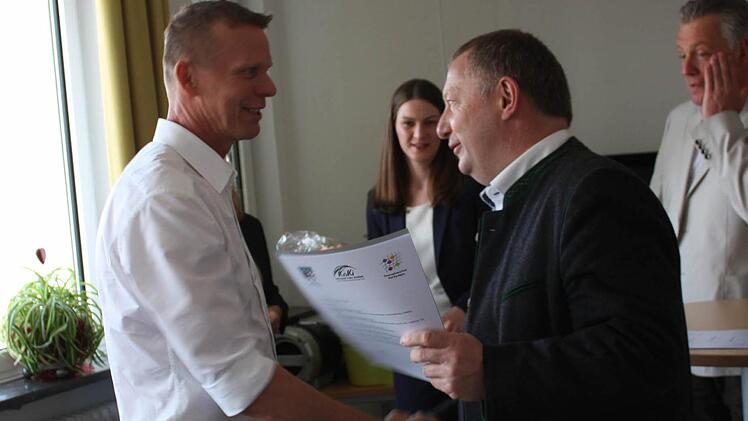 Georg Panzer erhält vom Landrat seine Urkunde für den bestandenen Familienbegleiter-Kurs.  Fotos: Robert Huger