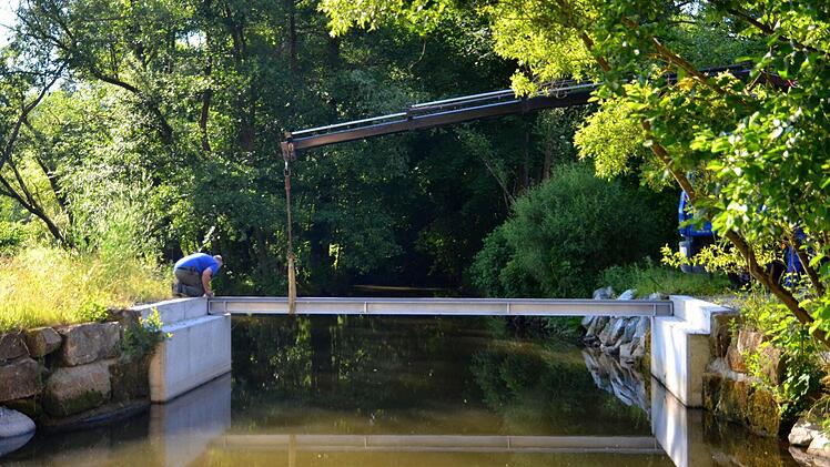 Stück für Stück wuchs in den vergangenen Tage die Brücke Richtung Feuln. Foto: Dieter Hübner