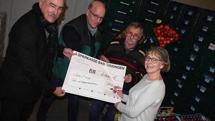 Redaktionsleiter Paul Ziegler (links) freut sich besonders über die Spende in Höhe von 2000 Euro für die Aktion Weihnachtshilfe der Saale-Zeitung von der Firma Mönch aus Großenbrach. Rainer Hegemann, Dieter und Renate Mönch war wichtig, dass ihre Spende direkt bei Menschen in der Region ankommt. Foto: Carmen Schmitt