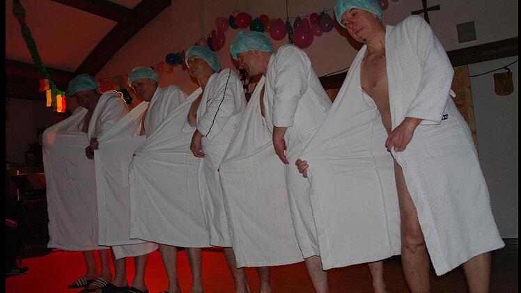 Das Männerballett zeigte den vollsten Körpereinsatz beim Büttenabend in Speicherz.Foto: Stephanie Elm