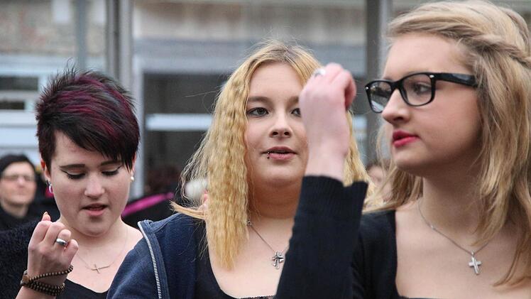 Starke Frauen demonstrieren Power beim Tanzen. Foto: Simone Bastian