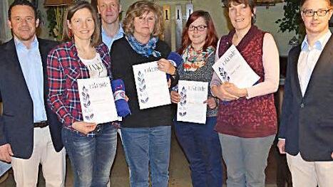 Heiko Wagner (hinten) und Dominik Schmidt (rechts) sowie (von links) Vorsitzender Martin Paulusch mit den Geehrten.