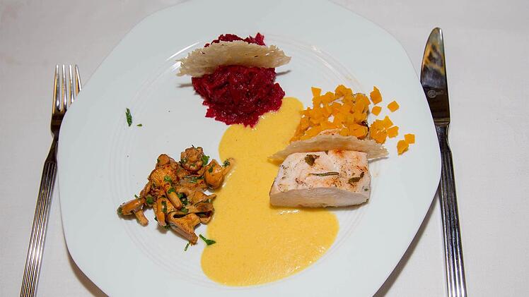Das Auge isst mit: Ein gegartes Hähnchenbrustfilets mit Pfifferlingen und gehackter roter Beete. Foto: Klaus Gagel