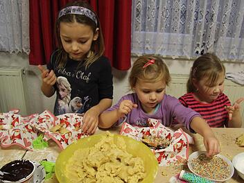 Kimberly Stölzel (6), Angelina Stölzel (4) und Lea Braunersreuther (3) sind bei der Plätzchenback-Aktion ganz vertieft ins Kneten und Verzieren.  Fotos: Sonny Adam