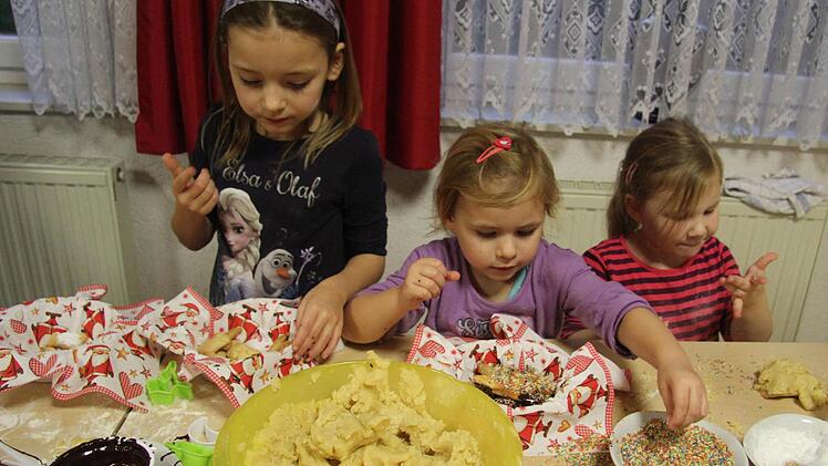 Kimberly Stölzel (6), Angelina Stölzel (4) und Lea Braunersreuther (3) sind bei der Plätzchenback-Aktion ganz vertieft ins Kneten und Verzieren.  Fotos: Sonny Adam