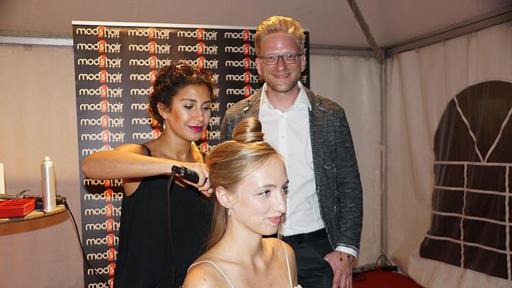 Im Beautyzelt von mod's hair unter der Leitung von Joachim Schlenkrich richtet Meltem Yaras die Frisur von Wirtschaftswissenschaften-Studentin Alexandra Mayer.  Foto: Pascale Ferry