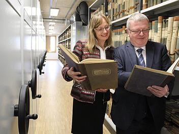 Nicht bei Shakespeare nachschlagend, aber zur Feier des Tages doch in Büchern des Grundbuchamts: Rektorin des Amtsgerichts Ulrike Barausch und Oberlandesgerichtspräsident Clemens Lückemann. Foto: Markus Häggberg