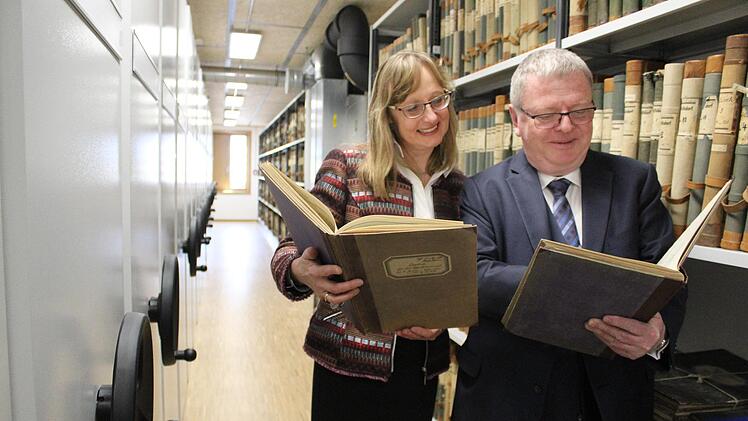 Nicht bei Shakespeare nachschlagend, aber zur Feier des Tages doch in Büchern des Grundbuchamts: Rektorin des Amtsgerichts Ulrike Barausch und Oberlandesgerichtspräsident Clemens Lückemann. Foto: Markus Häggberg