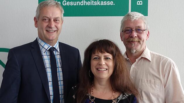 AOK Direktor Frank Dünisch (links)  und Personalratsvertreter Bernd Kohl (rechts) ehrten Nicole Planek. Lothar Zachmann, AOK