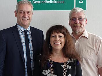 AOK Direktor Frank Dünisch (links)  und Personalratsvertreter Bernd Kohl (rechts) ehrten Nicole Planek. Lothar Zachmann, AOK