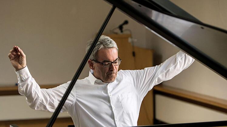 Virtuoser Tastenkünstler und begeisternder Musikerklärer: Der Pianist Markus Becker beeindruckte sein Publikum im Kunstverein.Foto:Jochen Berger