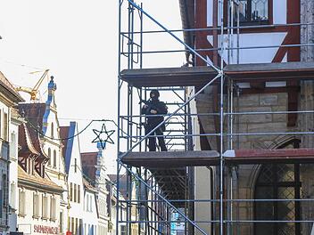 Bilder wie dieses erschreckten am Samstag Teile der Forchheimer Bevölkerung. Am Bahnhof und in der Innenstadt hatten sich schwer bewaffnete Polizisten positioniert. Foto: News5/Merzbach