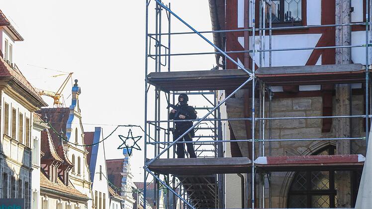 Bilder wie dieses erschreckten am Samstag Teile der Forchheimer Bevölkerung. Am Bahnhof und in der Innenstadt hatten sich schwer bewaffnete Polizisten positioniert. Foto: News5/Merzbach