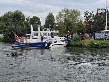 Boot auf dem Main gekentert Boot auf dem Main gekentert