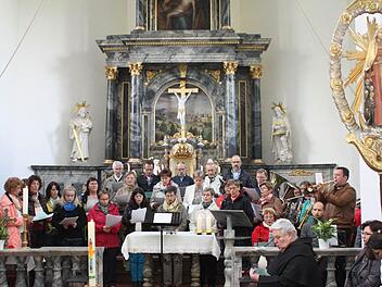 Zu einem Erlebnis machten die Gruppen des Sängerkranzes Reichenbach die Maiandacht am Muttertag in der Talkirche. Fotos: Arnold Nöth