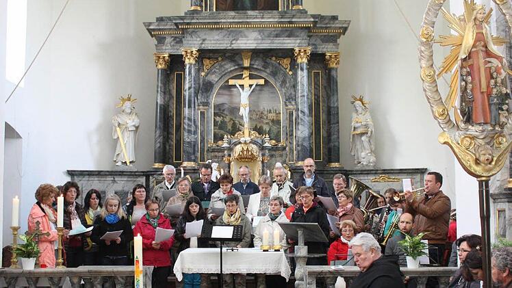Zu einem Erlebnis machten die Gruppen des Sängerkranzes Reichenbach die Maiandacht am Muttertag in der Talkirche. Fotos: Arnold Nöth