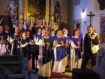 Die "Jesus Gospel Singers" begeisterten in der Dreieinigkeitskirche in Weißenbrunn. Chorleiterin Kerstin Lowak gab den Sängern und Sängerinnen immer wieder neue Impulse und brachte sie zur Höchstform. Foto: Heike Schülein
