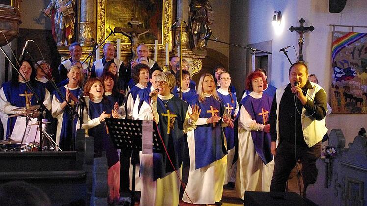 Die "Jesus Gospel Singers" begeisterten in der Dreieinigkeitskirche in Weißenbrunn. Chorleiterin Kerstin Lowak gab den Sängern und Sängerinnen immer wieder neue Impulse und brachte sie zur Höchstform. Foto: Heike Schülein