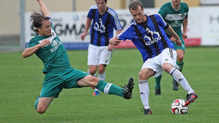 Der Neudrossenfelder Kapitän Philipp Lämmert attackiert den Weidener Thomas Schneider (rechts). Später sah Lämmert Gelb-Rot.