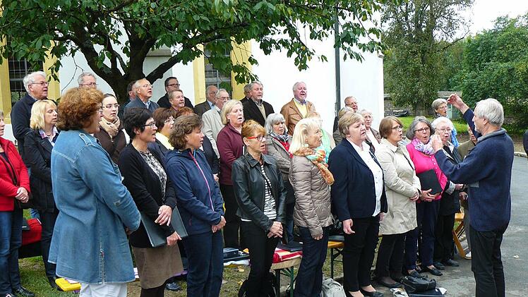 Der Chor um Heiner Beyer umrahmte mit seinem Gesang den Festgottesdienst.