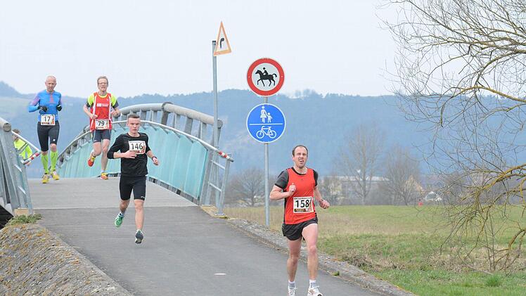 Trockene Füße: In den Tagen vor dem Osterlauf hatte Hochwasser die Veranstaltung bedroht. Am Ostermontag fanden die Sportler auf dem Kurs rund um Hammelburg aber optimale Bedingungen vor. Foto: ssp