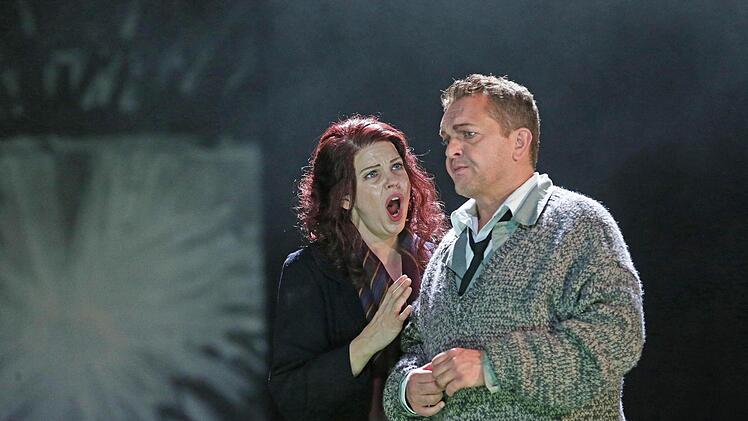 Szene aus der Neuinszenierung von "La Bohème" am Landestheater CoburgFoto: Henning Rosenbusch