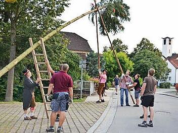 Am Freitag um 17.30 Uhr wird wieder durch die Feuerwehrjugend mit vereinter Muskelkraft der Kirchweihbaum aufgerichtet.  Foto: Jasmin Kuhn