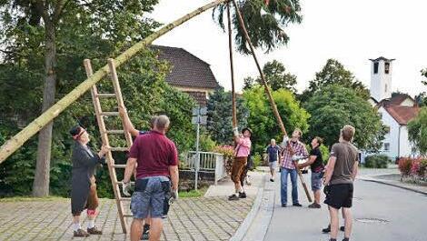 Am Freitag um 17.30 Uhr wird wieder durch die Feuerwehrjugend mit vereinter Muskelkraft der Kirchweihbaum aufgerichtet.  Foto: Jasmin Kuhn