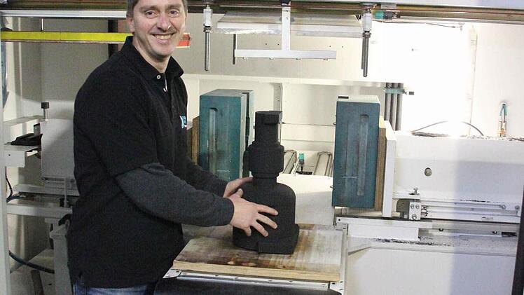 Technischer Betriebsleiter Alexander Weimer mit einer Sandform aus der neuen Kernschießmaschine  Foto: Friedwald Schedel