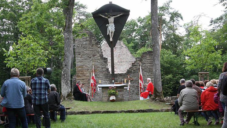 Gottesdienstfeier an der Kirchenruine Michelsberg. Foto: Arnold Nöth