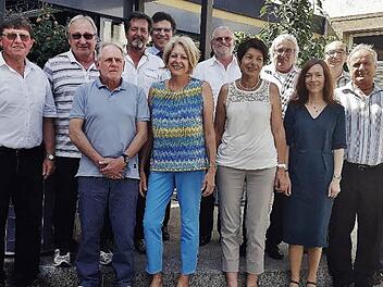 Im Landratsamt ehrte das Schulamt Lichtenfels vier Lehrkräfte für 40-jährigen Einsatz im Dienst an Kindern und Jugendlichen. Sieben Pädagogen wurden in den wohlverdienten Ruhestand verabschiedet. Schulamtsdirektor Norbert Hauck (Fünfter von links) und Schulrätin Gisela Rohde (Vierte von rechts) überreichten den verdienten Kollegen Urkunden und Geschenke. Foto: Bernd Kleinert