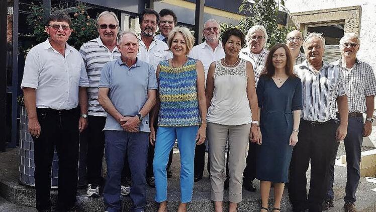 Im Landratsamt ehrte das Schulamt Lichtenfels vier Lehrkräfte für 40-jährigen Einsatz im Dienst an Kindern und Jugendlichen. Sieben Pädagogen wurden in den wohlverdienten Ruhestand verabschiedet. Schulamtsdirektor Norbert Hauck (Fünfter von links) und Schulrätin Gisela Rohde (Vierte von rechts) überreichten den verdienten Kollegen Urkunden und Geschenke. Foto: Bernd Kleinert