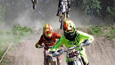 Waghalsige Luftsprünge zeigten die Fahrer in Bramberg.