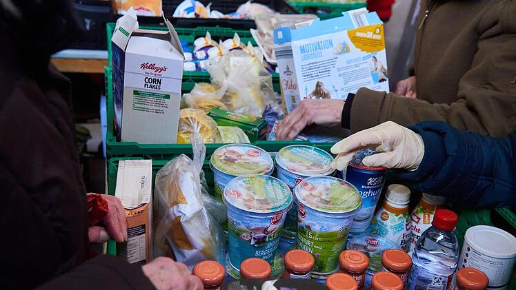 Die Schere zwischen Arm und Reich wächst in Nürnberg drastisch. In dieser Zeit wächst die Bedeutung von Tafeln, die Essen verteilen - wie hier in Berlin. Foto: Annette Riedl/dpa