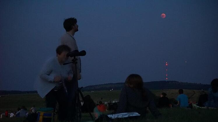 Da ist er! Mit Teleobjektiv und Ferngläsern hatten sich die Menschen ausgerüstet, um den Blutmond zu beobachten. Foto: Marion Eckert