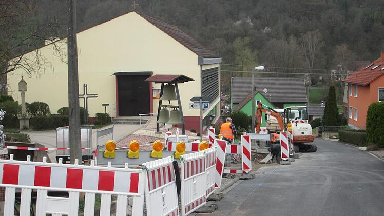 Einen neuen Belag erhält der Bürgersteig in der Schulstraße., den die Firma Ullrich einbaut.  Winfried Ehling