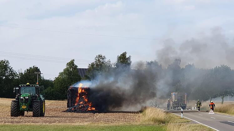 Am Donnerstag kam es in Mittelfranken zu einem Brand eines Anhänger: Ein mit Strohballen beladener Anhänger fing Feuer. Der Landwirt reagierte jedoch rechtzeitig. Foto:  Haag/News5