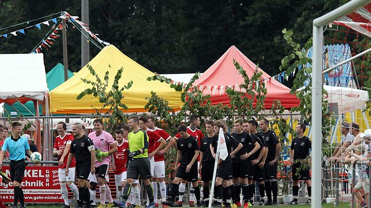 Für den SV Weichendorf (in rot) verlief das Kerwaspiel in der Kreisklasse 2 gegen den FV Zeckendorf (in schwarz) enttäuschend. Die ambitionierte Elf von Manfred Drozd fand zu keinem Zeitpunkt ihren Rhythmus und verlor verdient.sportpress
