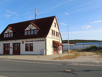 Auf dem freien Grundst&uuml;ck rechts soll das Feuerwehrger&auml;tehaus von  Pettstadt einen Anbau erhalten. Es wird mit&nbsp; Kosten von 1,2 Millionen  Euro gerechnet.&nbsp;Werner Baier