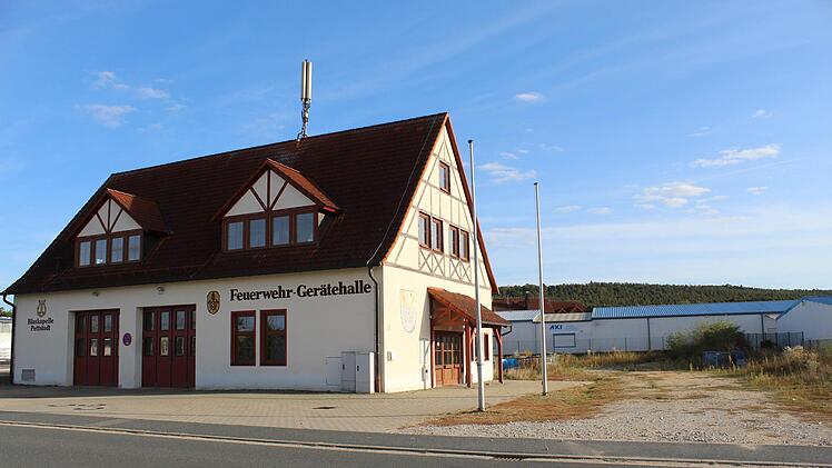Auf dem freien Grundst&uuml;ck rechts soll das Feuerwehrger&auml;tehaus von  Pettstadt einen Anbau erhalten. Es wird mit&nbsp; Kosten von 1,2 Millionen  Euro gerechnet.&nbsp;Werner Baier
